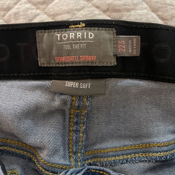 Torrid Bombshell Skinny - Picture 2 of 3
